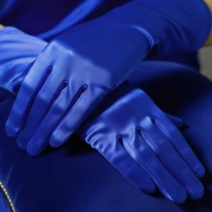 Uma mão sobre a outra, vestindo luvas de cetim na cor azul royal.